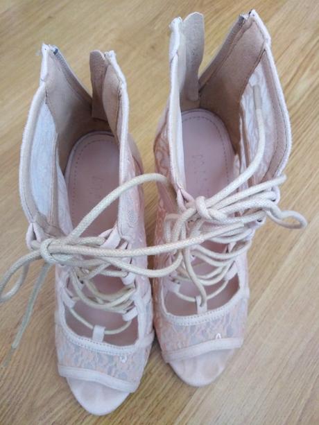 Nádherné čipkované sandálky, 36