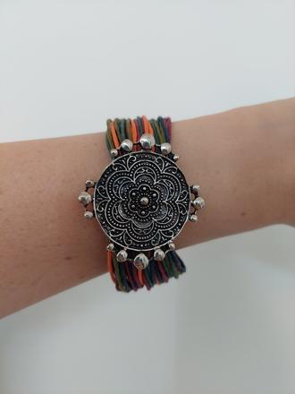 Naramok bizuteria s farebnymi nitkami, 