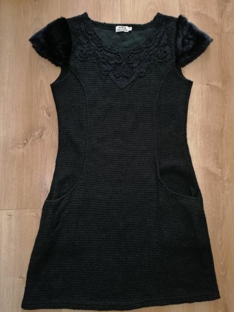 Teplé čierne šaty s výšivkou, 38