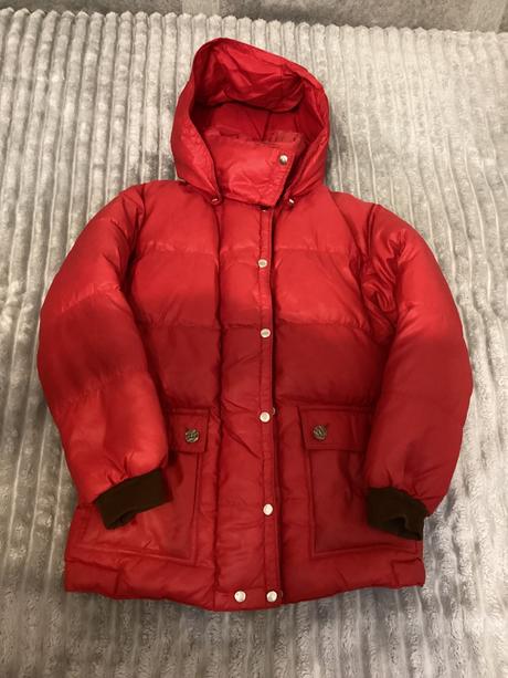 Červená hrubšia bunda s poškodením, m