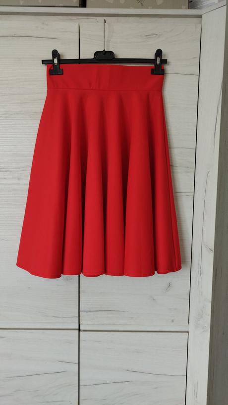 Červená áčkova sukňa, 