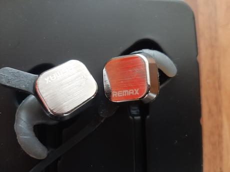 Magnetické bezdrôtové slúchadlá.,