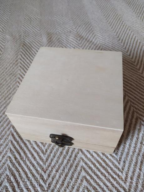 Drevená škatuľka,