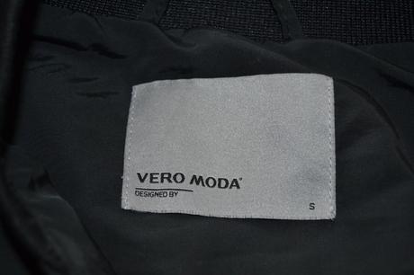 Štýlová čierna prechodná bunda bomber s nášivkami, vero moda,s