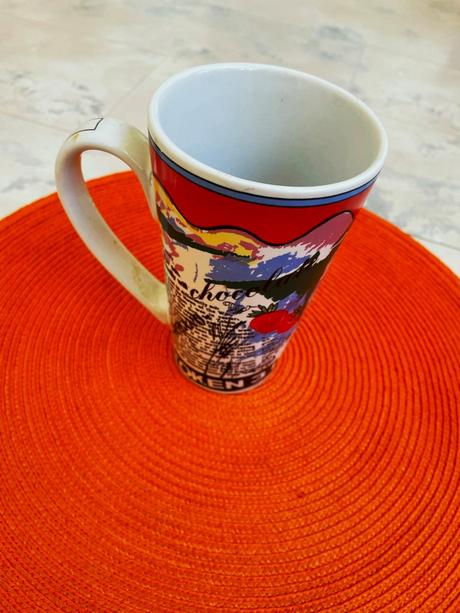 Vysoký porcelánový hrnček,