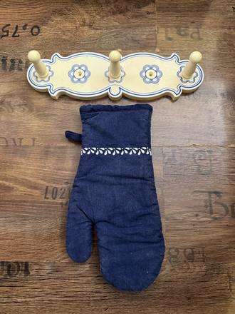 Retro vešiak + rukavica,