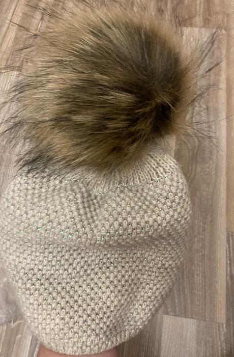 Krásna teplá nová zimná čiapka s krásnym brmbolcom, 