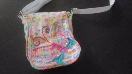 Dievčenská kabelka s aplikáciou motýľa,