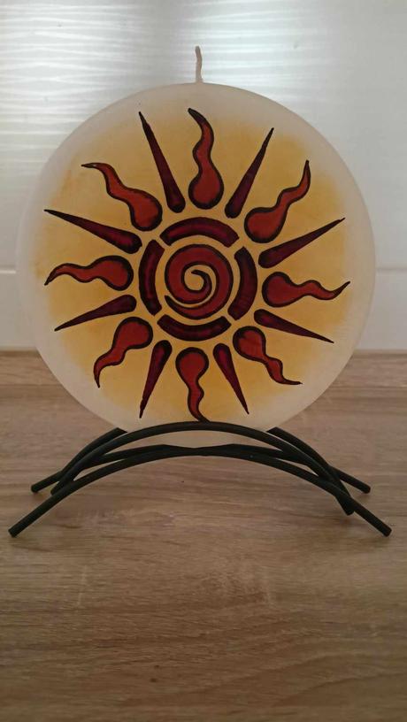 Ozdobná sviečka, na kovovom stojane,