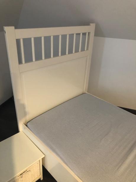 Posteľ s matracom a nočným stolíkom, šírka (cm): 90,dĺžka (cm): 200