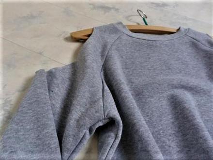 Športové teplákové šaty s výrezom na ramená, m