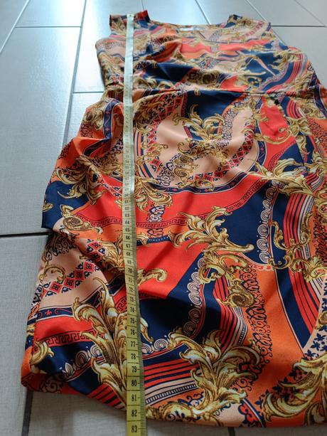 Dámske šaty so zaujímavým vzorom, m