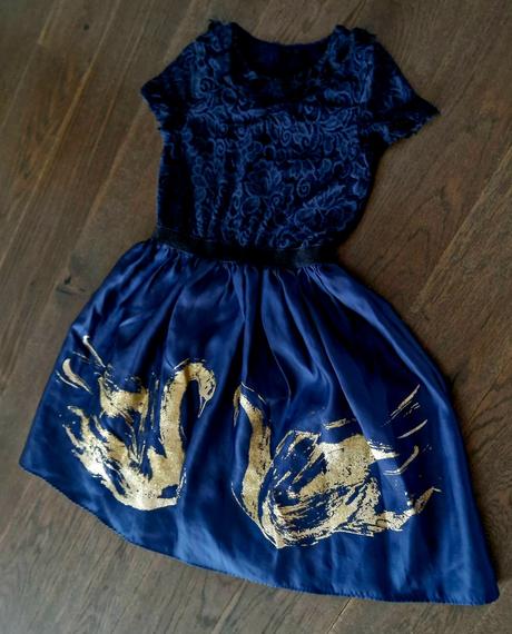 Prekrasne krajkovane saty so zlatymi labutkami, monsoon,158