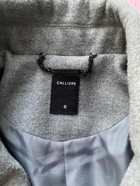 Šedý kabát, calliope,s