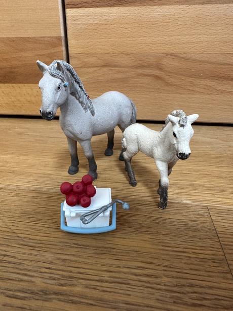Schleich - 3set koní a jazdcov, 