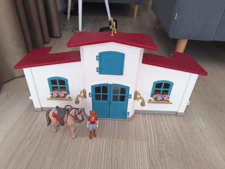 Stajna pre kone s prislusenstvom, 