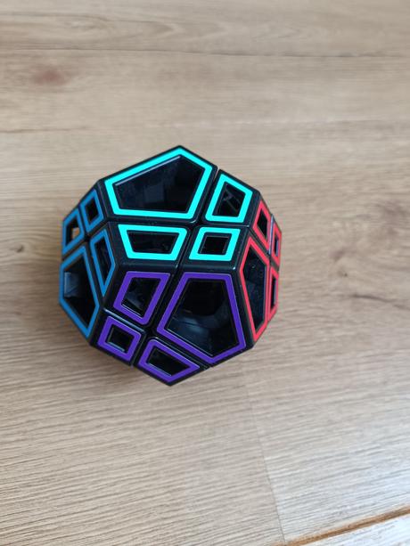 Hlavolam hollow skewb ultimate, 