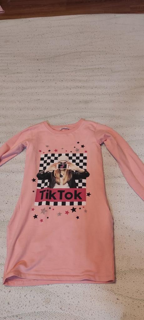 Dievčenské saty, 146