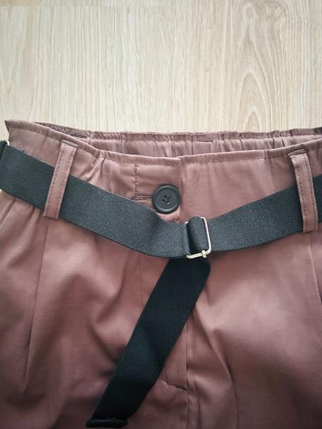 Krásne a štýlové čokoládové nohavice značky marcys, s