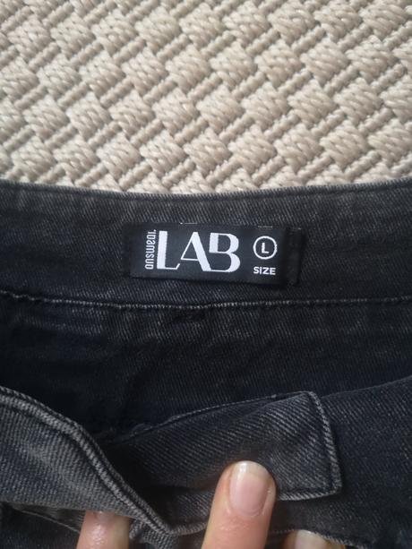 Shortky so zvýšeným pásom, s