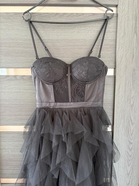 Čierne volánové šaty, l