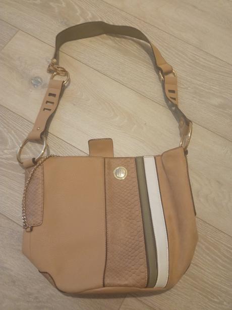 Kabelka, river island