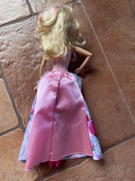 Barbie jahodové saty, 