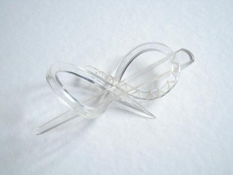 Priesvitná spona s ihlicou, 