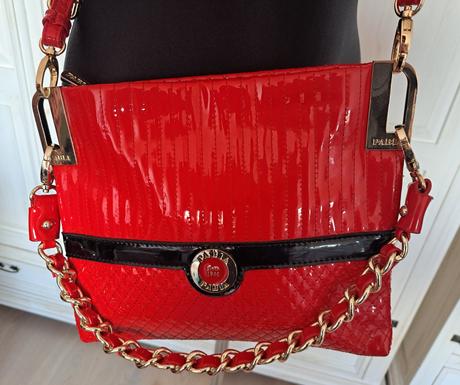 Červená lakovaná kabelka, 