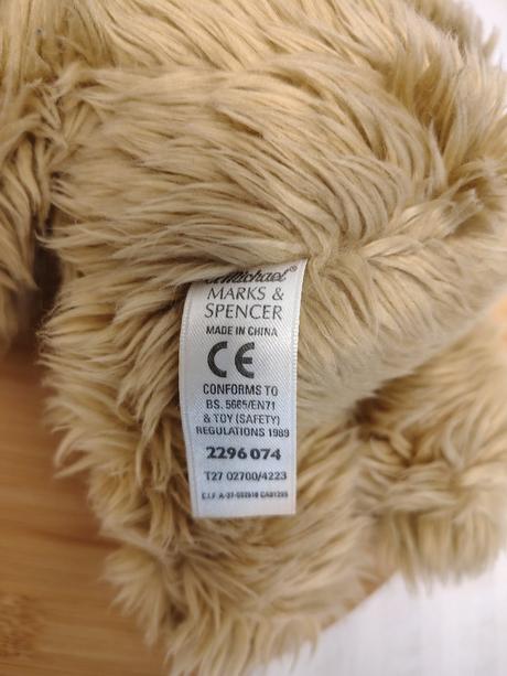 Plyšový chlpatý hnedý medveď s mašlou, m&s, 26 cm, 