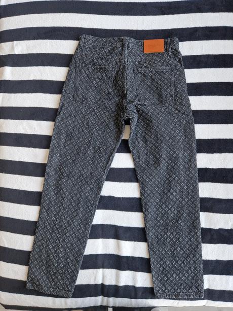 Bodkované džínsy, l