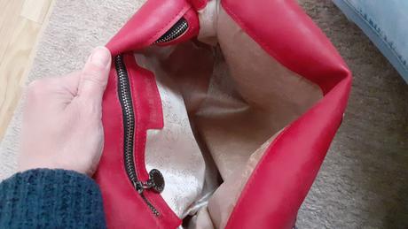 Damska cervena  kabela, 