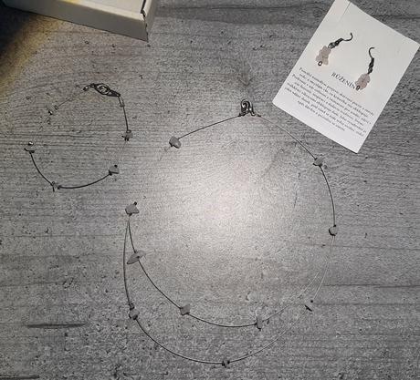 Nahrdelnik a set z ruženínu,