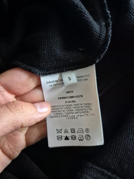 Krásne šaty s vlnou "malé čierne", 36