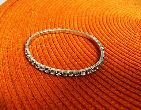 Štrasový náramok,