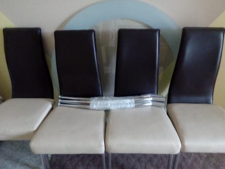 Stôl so stoličkami, 