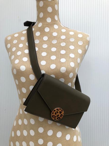 Crossbody v olivovej zelenej,