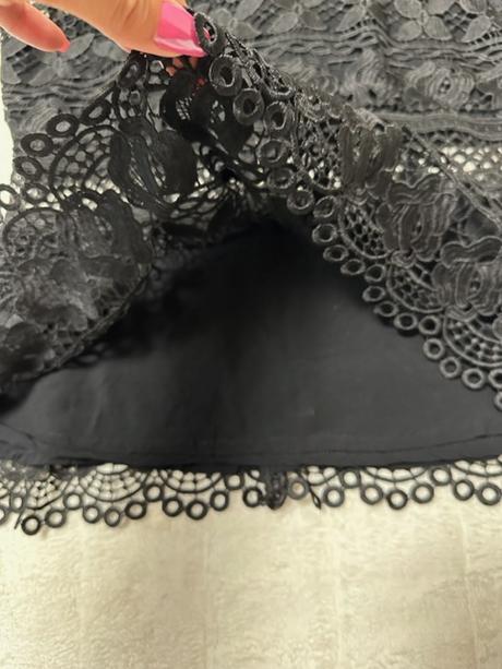 Čierny top s volánom na zips zn. guess originál, guess,l / m