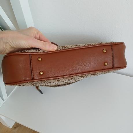 Kabelka cez plece guess, guess