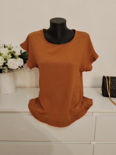 Federica ferrigno elegantný camel top s volánikmi, s