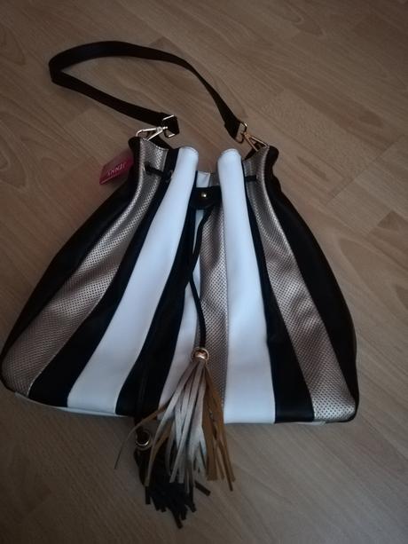 Nová kabelka s visackou, ccc