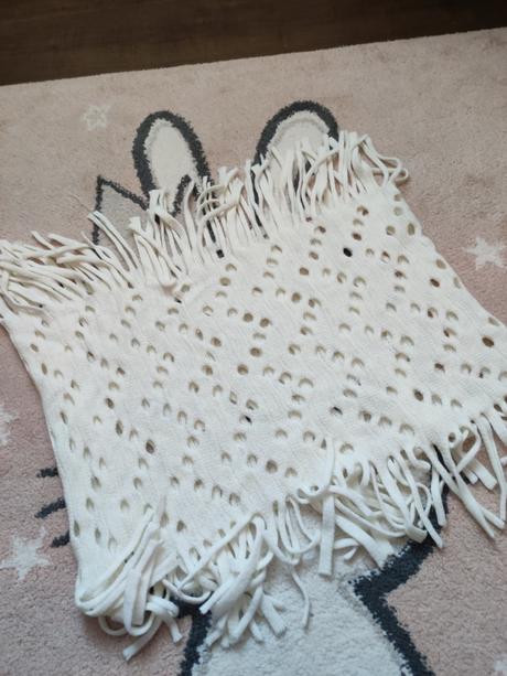 Strapcovy šál -nakrčnik, 