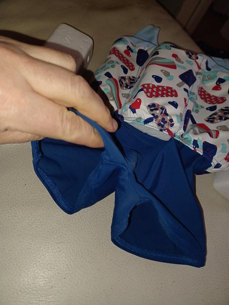 Plavky so záchrannou vestou spolu,