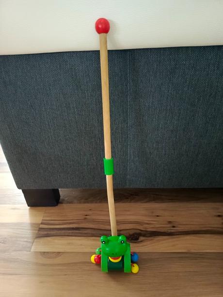 Aga drevená žabka na tyči, 