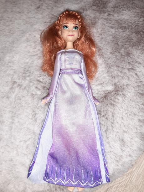 Anna frozen, spieva a svieti, 