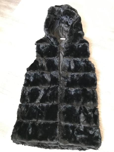 Dlhšia kožušinková vesta s kapucňou, s