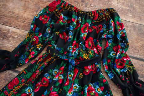 Kvetované folk saty, s