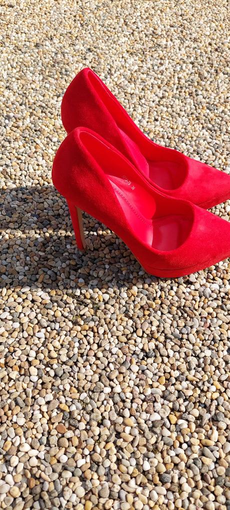 Červené lodičky, 36