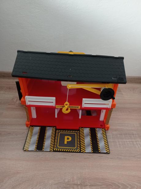 Poschodová autoopravovňa s výťahom a kladkou, 