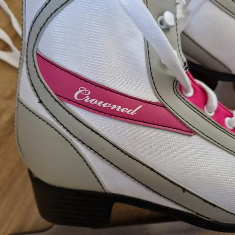 Ľadové korčule, crowned,36